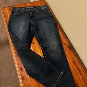 Mott & Bow, 28 x 28, Boyfriend